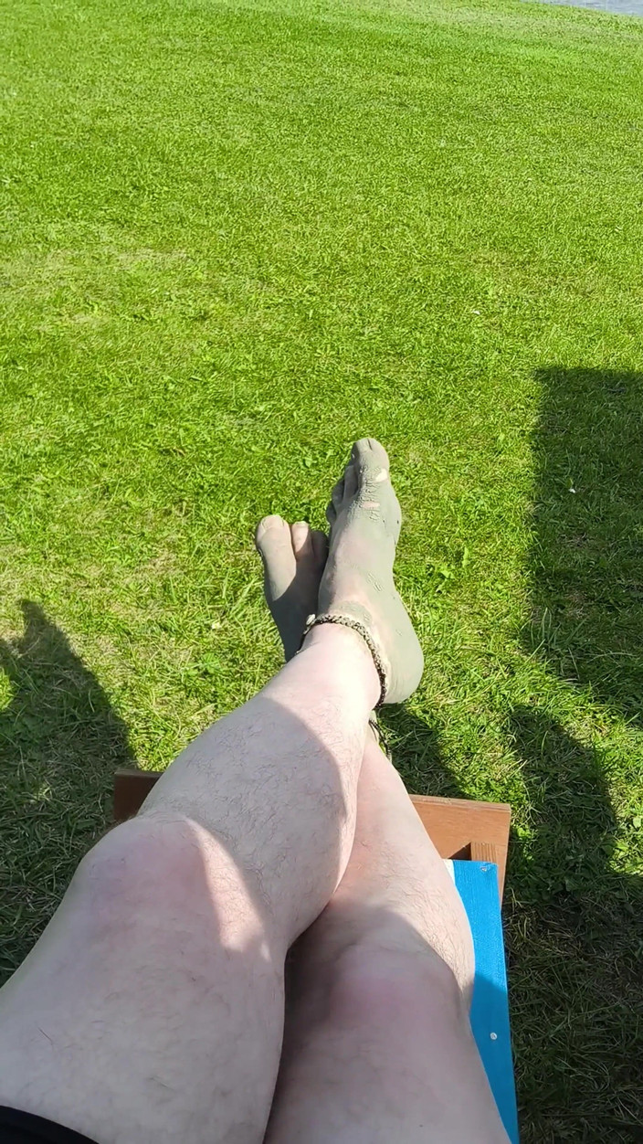 Footfetish: Descalzos Esperando La Marea En La Playa