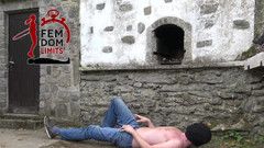 femdomlimits: El esclavo fue pisoteado con botas de goma