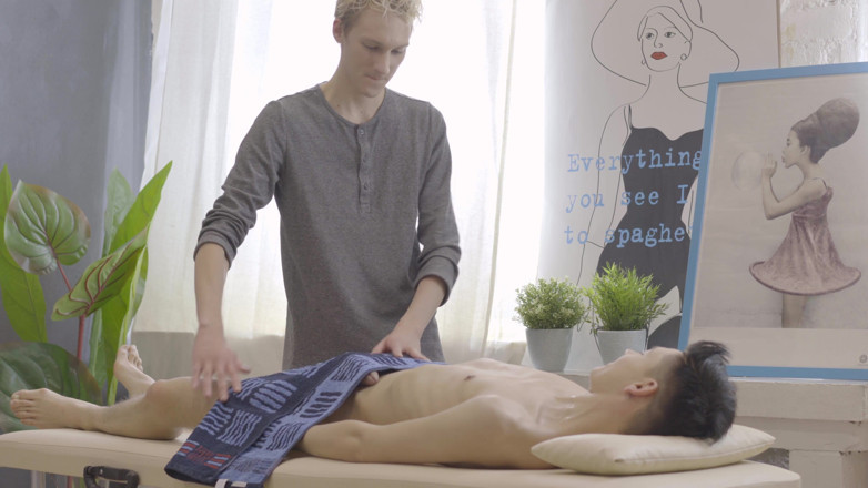 Gay Deluxe: Молодые члены развлекаются во время массажа
