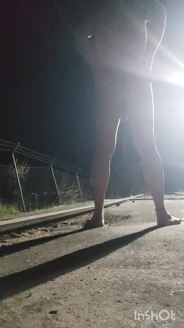 Morbosete000: Naakt en pissend op de treinsporen