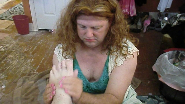BBW nurse Vicki adventures with friends: Banci comel berpakaian submisif diarahkan untuk mengurut kaki Victoria