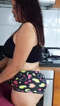 La mia matrigna sexy mi fa gola profonda prima di colazione, la scopo in cucina
