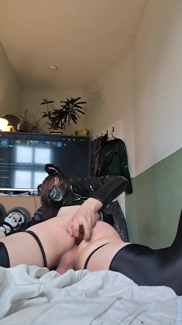 AJ_the_catgirl: Kitty masturbándose con sus consoladores