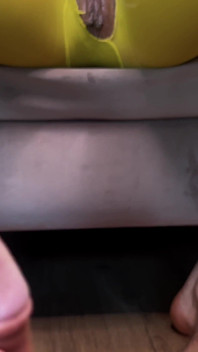 Não pule o dia das pernas! Ela masturbava meu pau com as pernas