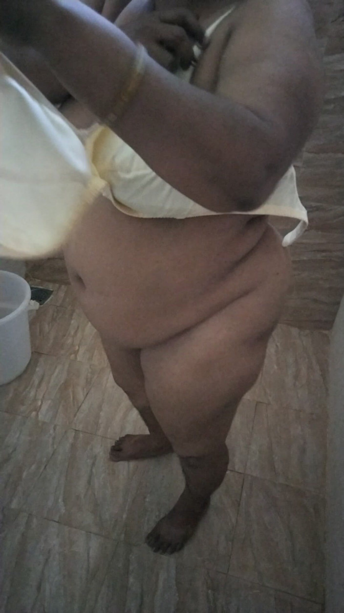 Benita sweety: Tante tamil lagi mandi hot