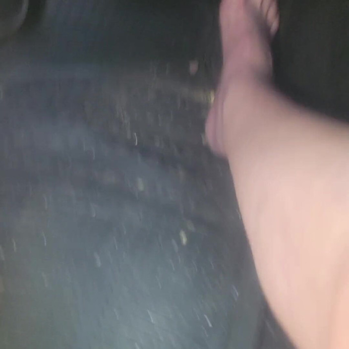 EliteLadyS: Seins nus, voiture aux pieds nus