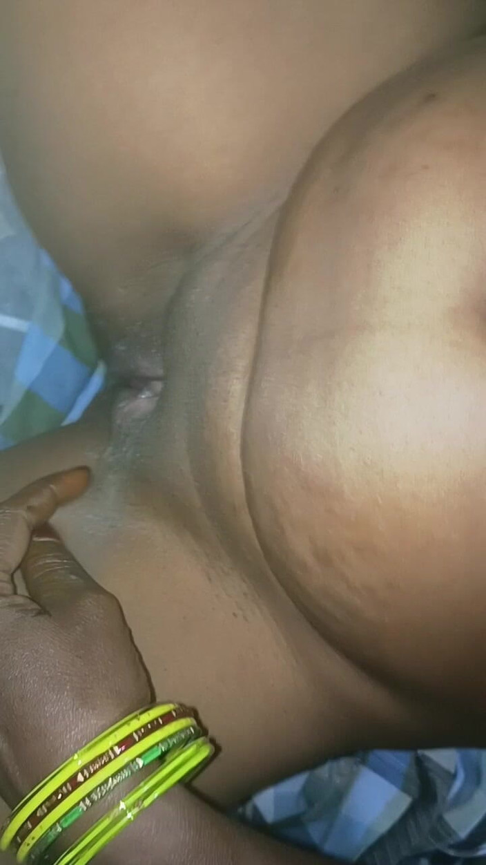 Indianvideos8080: भारतीय गांव की लड़की की हॉट चुदाई