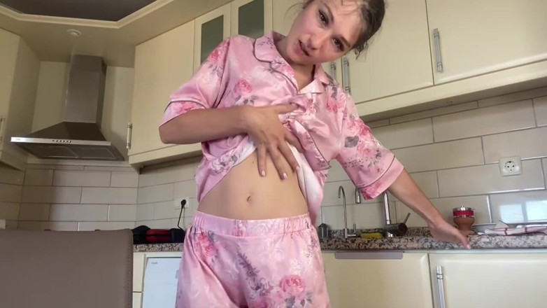 SexyMissMe: Menjolok dan memancut mani di dapur