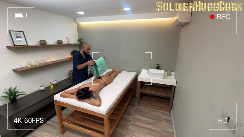 SoldierHugeCock: Cuckold masseur security cam creampie met zijn jonge vrouw