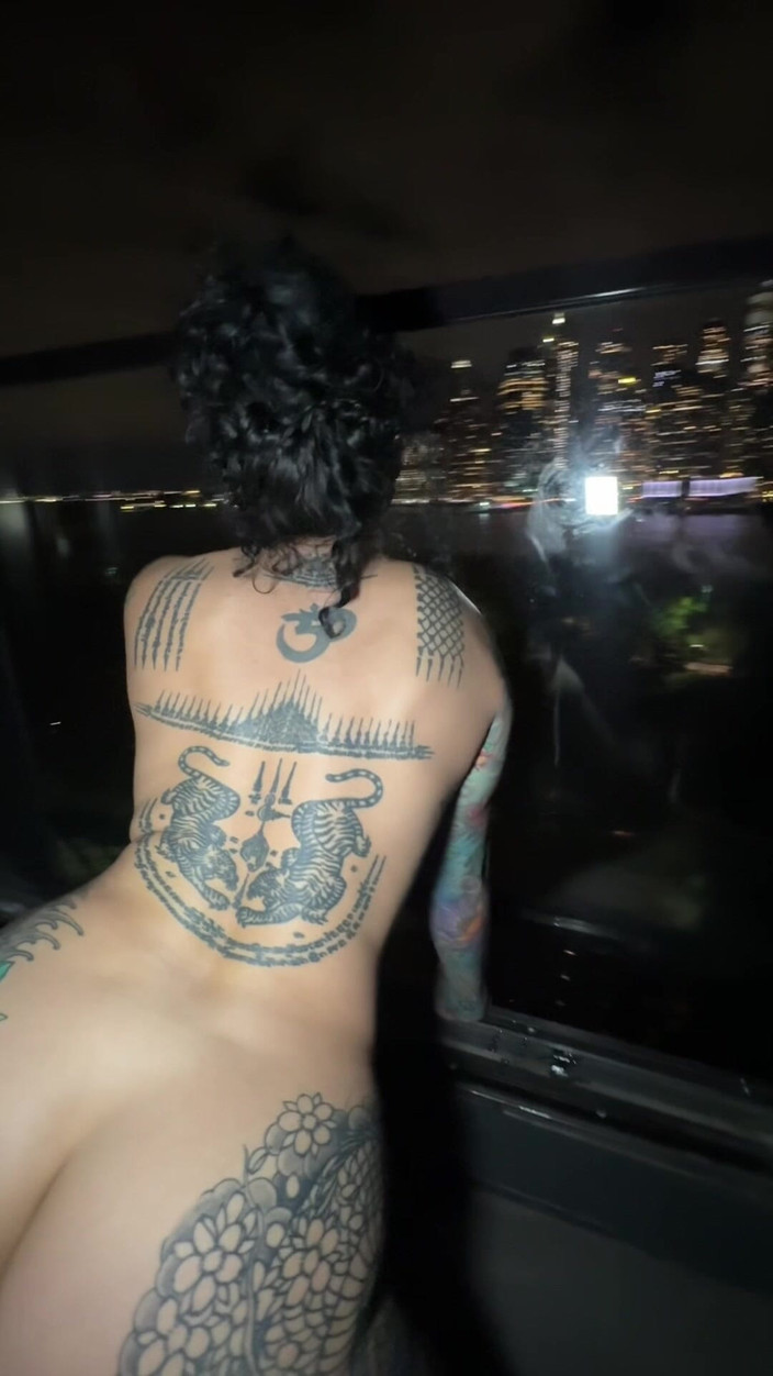 Bianca Bailee: Zupełnie nagi z wyjątkiem mojego brudnego konwersu ... Dokuczanie mojej mokrej...