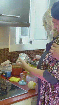 Una donna matura tettona cucina la ricetta della sua stella