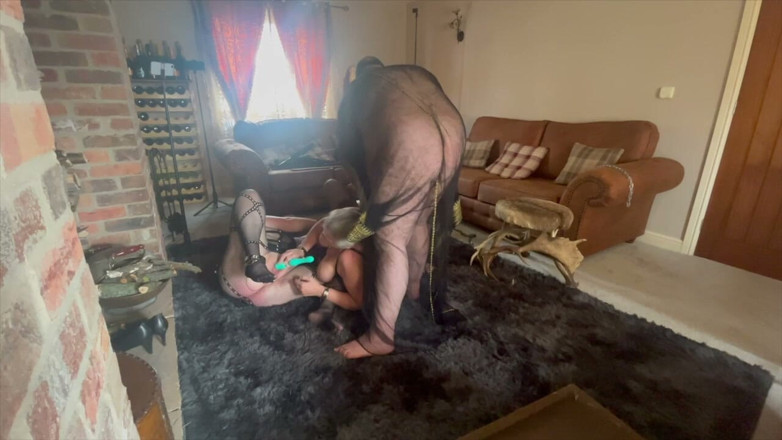 Lanista_Bear: Bahagian 2 - Bermain dengan Hamba Perempuan Saya Dan Membuatkan Mereka Bermain...