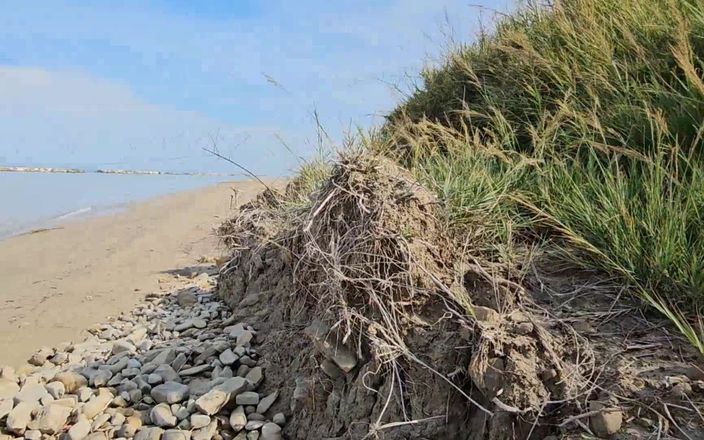 Ferrero anal experience: Fodida por um pau enorme em uma praia nudista italiana.