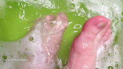 Mistress Hotwife Venus: Stopy w wannie z bąbelkami slowmo