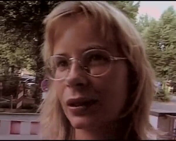 Deutsche XXX Filme: Loira da Alemanha mostrando como ela brinca com seu boquete