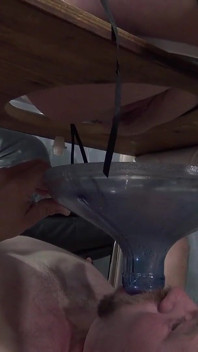 Dos milf cachondas escupen y mean en su nuevo baño