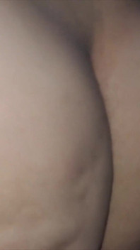 Non riuscivo a resistere e ho toccato il culo di mia suocera, condividendo un letto con mio genestro