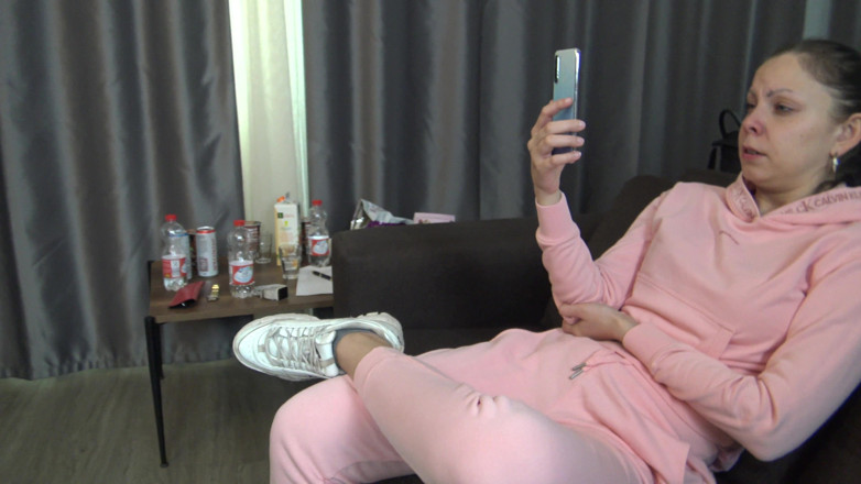 Femdom Austria: 跳舞的小丑爷爷！施虐狂家庭护士的娱乐对象！