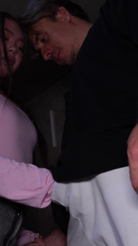 Venkovské vášně! Zvrácená sousedka se před svým manželem schovala na mě, cucala mi kondom a dávala mi žhavý sex