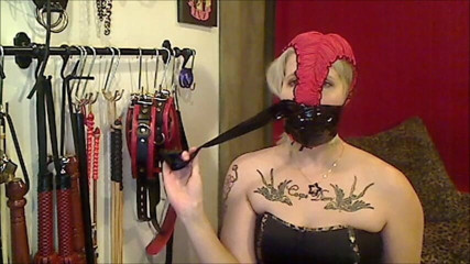 Selfgags classic: นางโดมิแนทส์อุดปากด้วยกางเกงใน! (ตอนที่ 1 จาก 2)