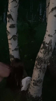 Berkongkek keras teman wanita panas kawan baik saya di dalam hutan lagi semasa dia memilih cendawan