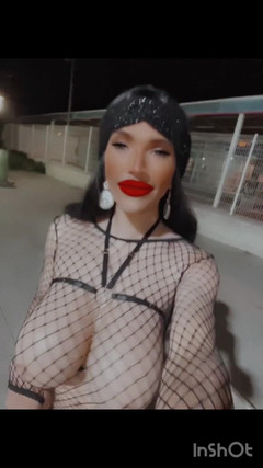 Sissy Slut Brianna: 把它拖到我身边，开始吸吮......在我告诉你之前不要停下来