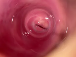 Caméra au fond de la petite chatte de Mia