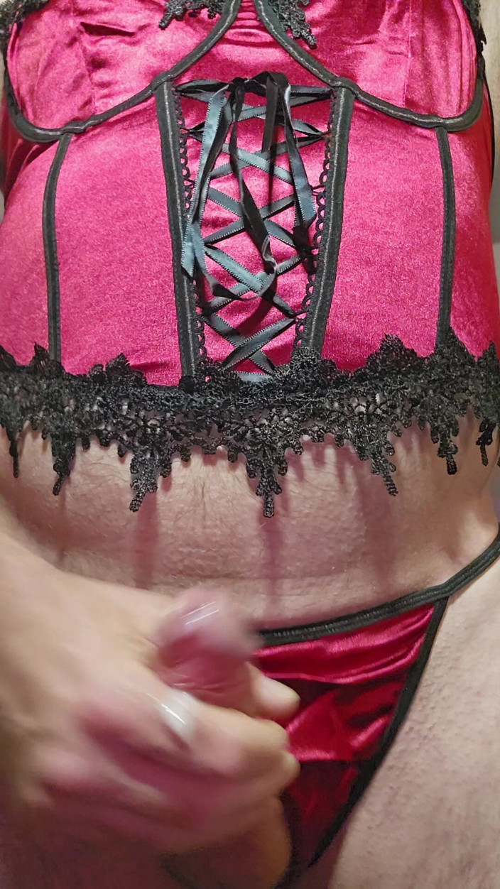 Fantasies in Lingerie: Yepyeni kırmızı saten iç çamaşırı