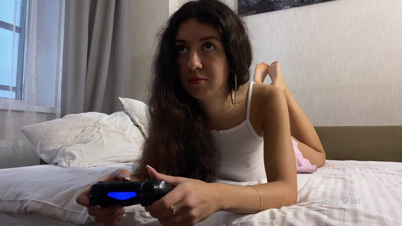 Katty West: Ixbox'ta oynarken üvey kız kardeşiyle anal seks