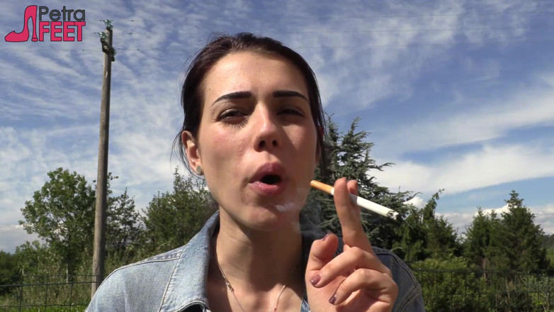 Smokin Fetish: A petra piace fumare le sue ciggaretes all'aperto
