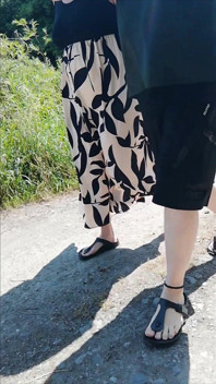 Birkenstocks'ta nylonjunge ile yürüyüş