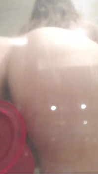 Mon demi-frère me regarde squirter sous la douche
