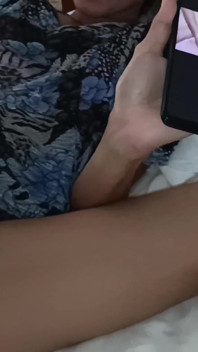 Assistindo pornô no telefone e se dedando - chupando pau e engole esperma