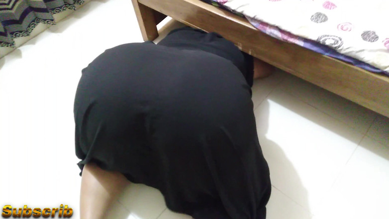 Aria Mia: 巨大なお尻を持つインドの熟女おばちゃんが立ち往生しながらベッドの下で掃引するときStepson Fucks &amp; Cum Inside