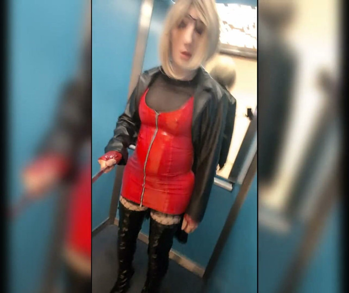 Chatuser: Walk in Parking House, Blonde in Overknee Boots, Red Pvc...