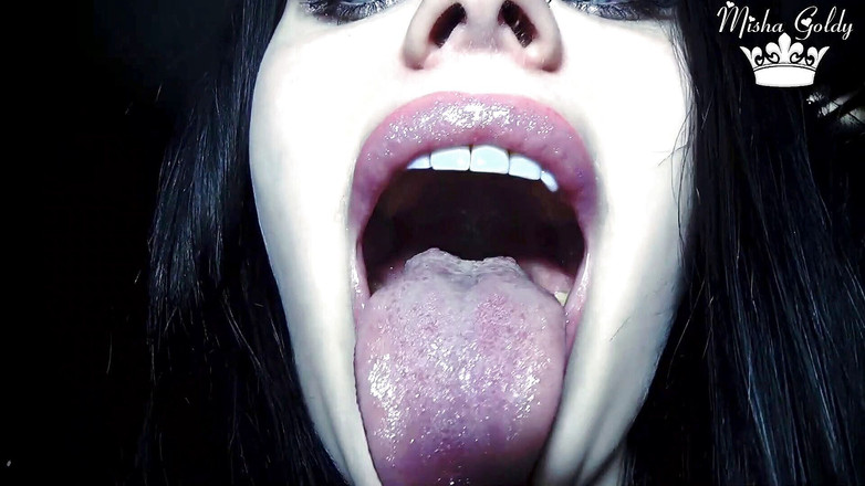 Goddess Misha Goldy: Mrdka do krku sexy čarodějnice a být polykaná, fetiš!