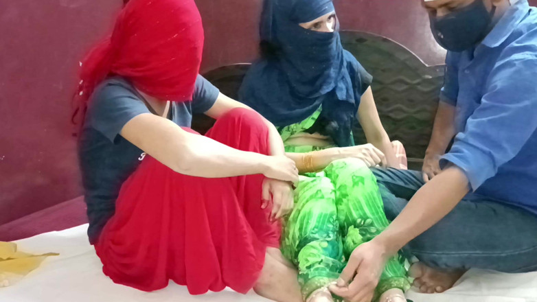 HousewifeGeeta: La vicina matrigna e la sua ragazza hanno scopato insieme