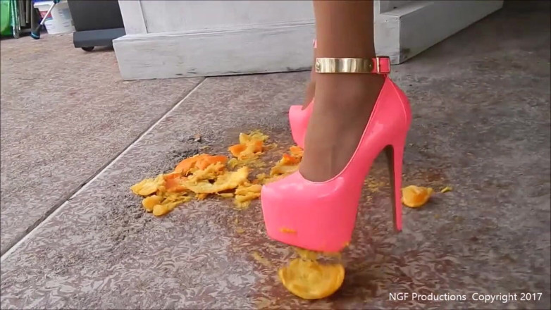Nasty Girlfriends: โซเฟียพ่นน้ำเงี่ยนสีส้มในรองเท้าส้นเข็มสีชมพู