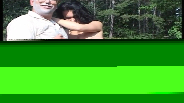 Piss Lover: Teen Mariann Chčije a šuká nadržený děda venku