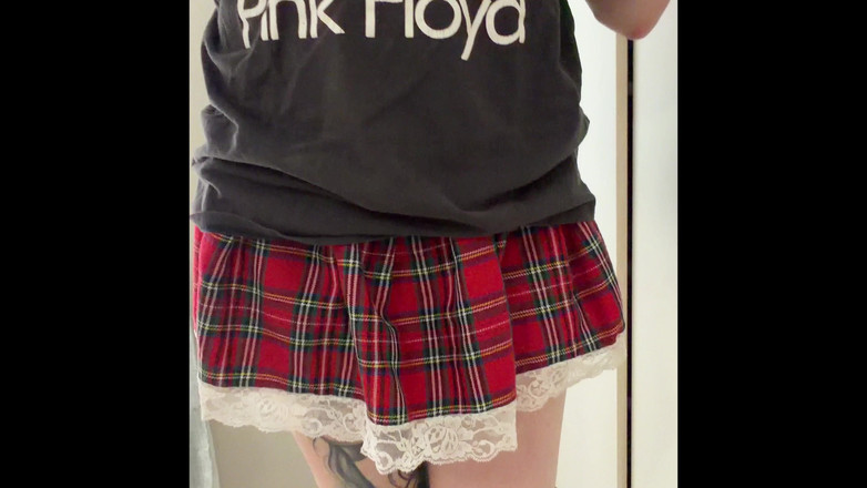 Kinky Princess: Kadın kılıklı kadın garip bir şekilde kıyafet modelliği yapıyor