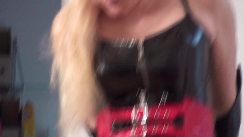 Femdom Austria: Stăpânei blonde îi place să călce pe corpul tipului