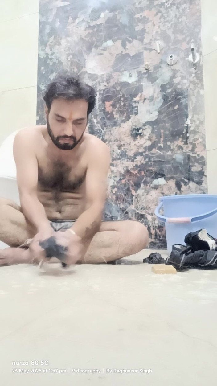 Rajasthani-old-lover: Індійський чоловік дезі насолоджується душем і домашнім обов'язком