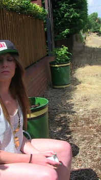 Samantha Bentley açık havada işiyor