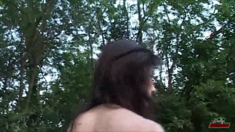 Vere Casalinghe Italia.: Horny brunette gets fucked outdoors by two guys