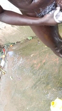 Ducha al aire libre con mi pesada polla negra