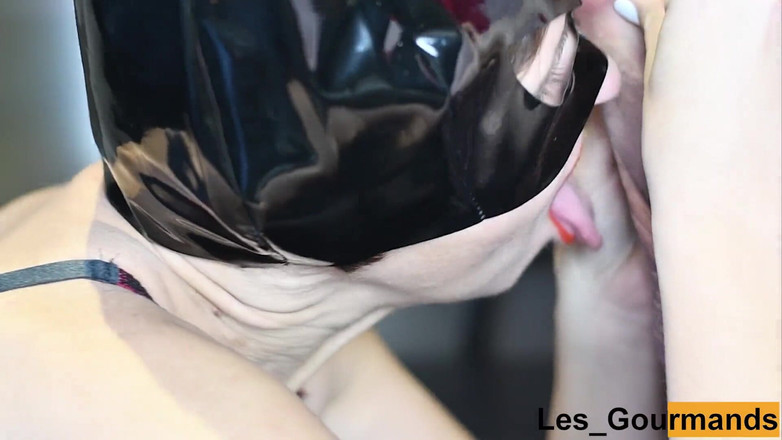 Les Gourmands: Kırmızı rujlu kedi kadın güzel bir sakso çekiyor, dölü yutuyor ve...