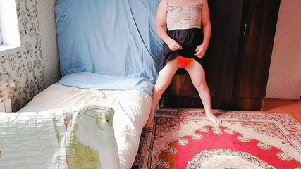 Kitty_Cross: Lo splendido travestito fa un seducente contatto visivo mentre balla