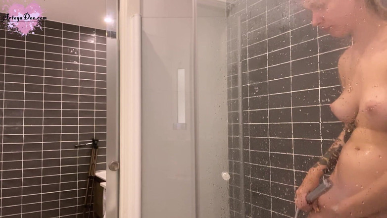 Arteya: Hot girl washes his sexy body and pissing in the...
