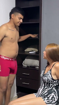 내 성욕 많은 의붓여동생이 아무 말도 하지 않는 대가로 세게 섹스하고 내 정액을 그녀의 풍부한 자지에 주라고 부탁한다