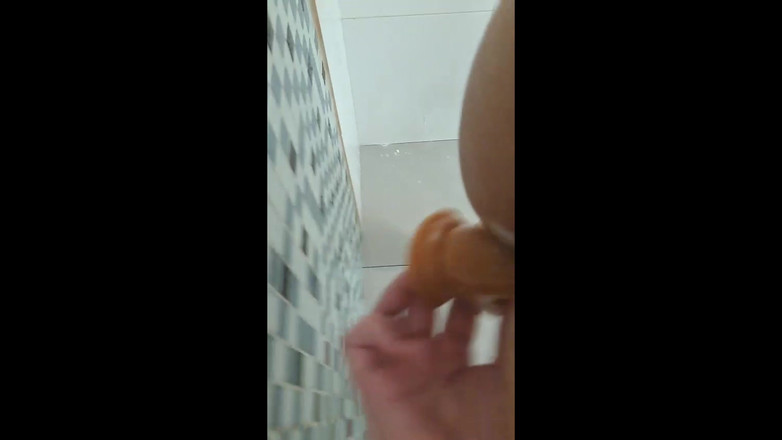 Luna Heart: Бразильська транс-дівчина грає з іграшкою в душі